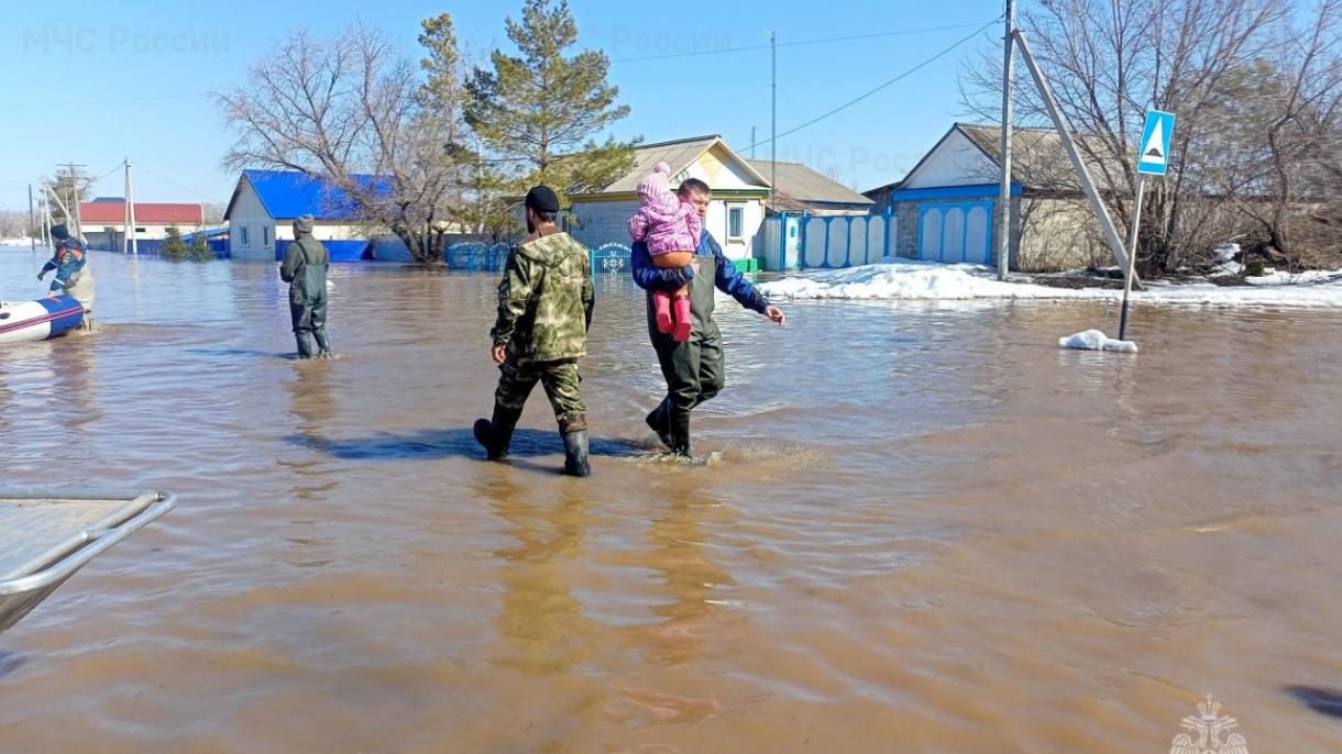 俄罗斯奥尔斯克市大坝决堤多人被疏散