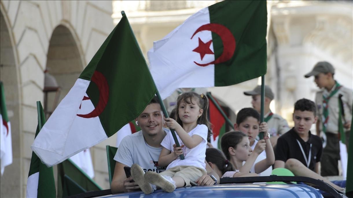 Алжирде көз карандысыздыкты майрамдоо...