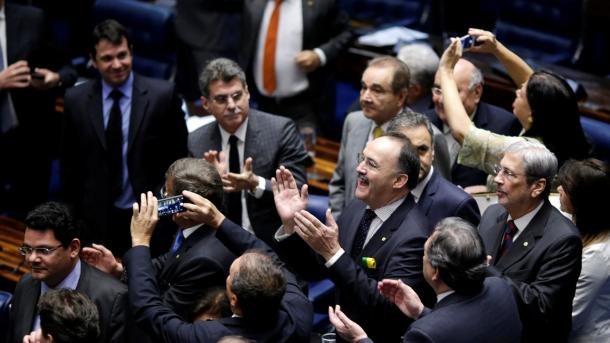 Rousseff, suspendida en la Presidencia tras la aprobación del juicio político