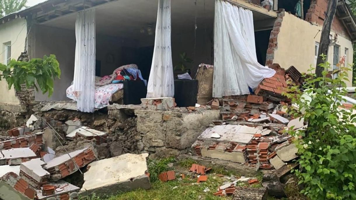 ایران-دا زلز‌له‌ده خسارت آلان‌لارین سایی 60 نفری اؤتوب