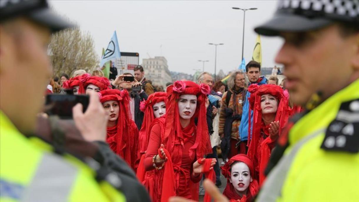 Pelo menos 460 detidos em protesto ambientalista em Londres