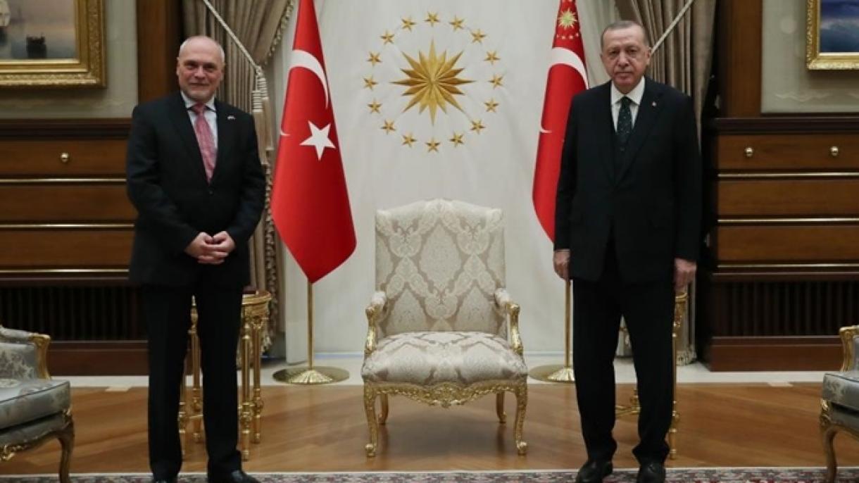 رئیس جدید نمایندگی اتحادیه اروپا درامور تورکیه استوارنامه اش رابه اردوغان تقدیم کرد