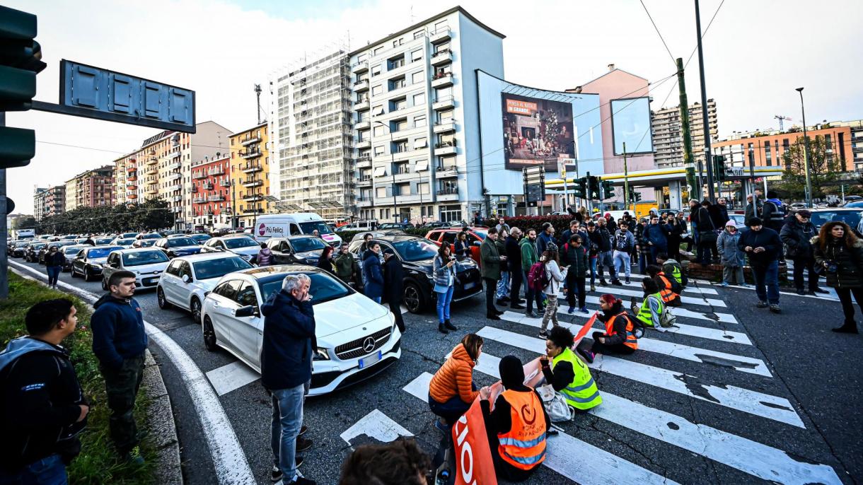 Attivisti italiani hanno bloccato strade per richiamare l'attenzione alla questione climatica