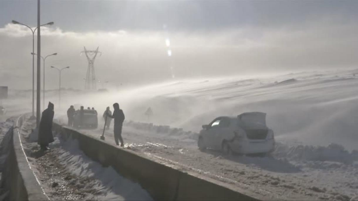 الجزائر کے شمالی شہروں میں برف باری کے باعث ٹریفک جام