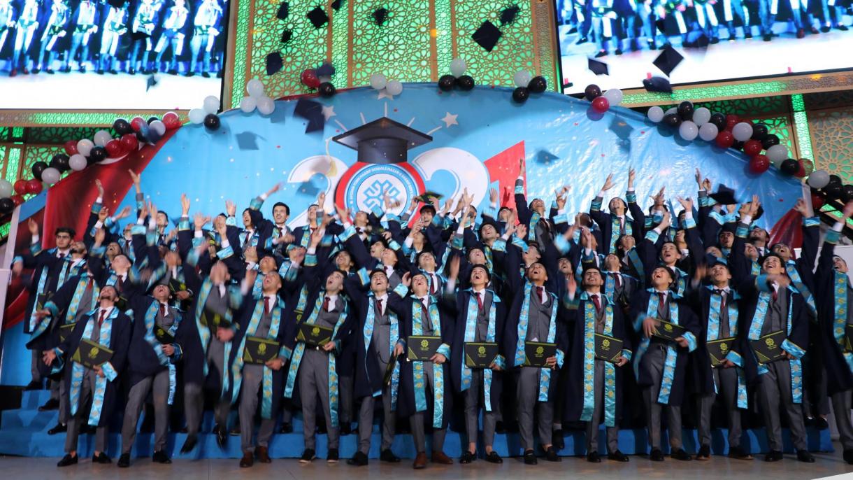 مراسم فارغ‌التحصیلی دانش‌‌آموزان افغان در مدارس معارف ترکیه در مزار شریف برگزار شد