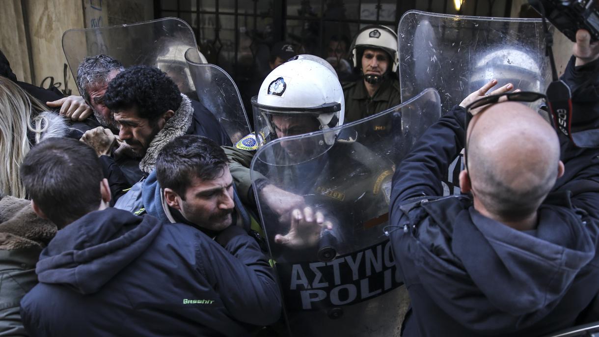 Disturbios entre protestantes y la policía en manifestaciones contra retenimientos en Grecia