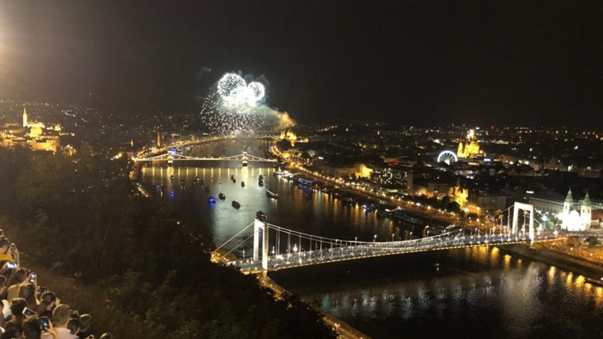 Káprázatos tűzijáték Budapest felett