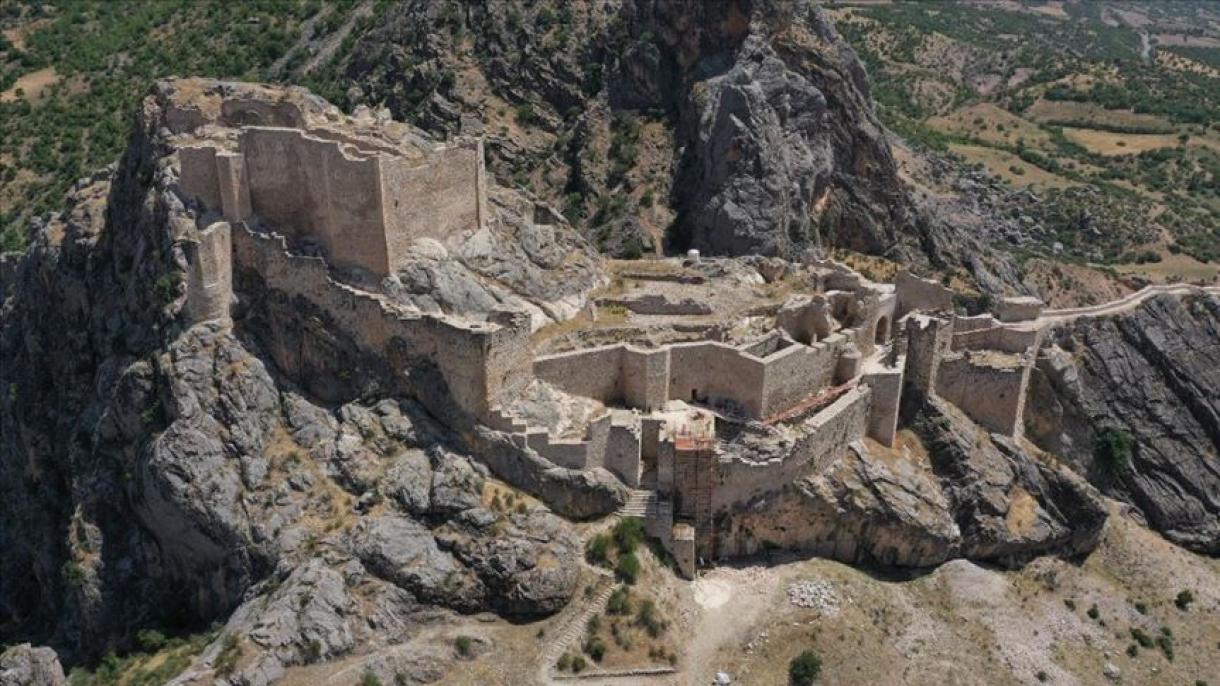 Obras de restauración en histórico castillo al sureste de Turquía a punto de terminar