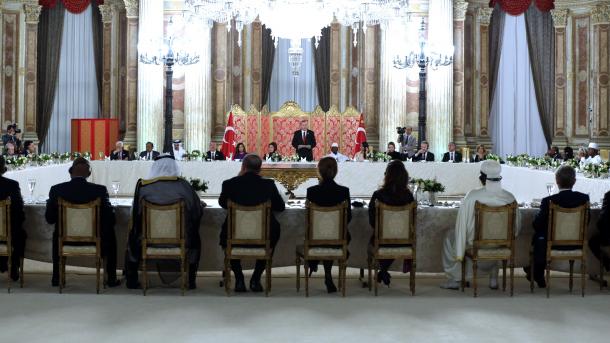 Erdogan se dirige a los líderes de la OCI en el Palacio de Dolmabahçe