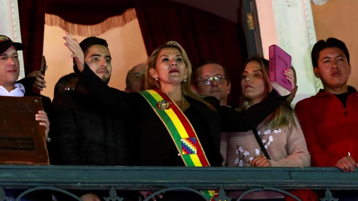 Jeanine Anez si proclama presidente ad interim della Bolivia