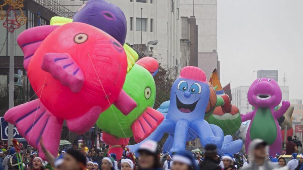 Acapulco presencia el desfile de globos gigantes Holiday Parade
