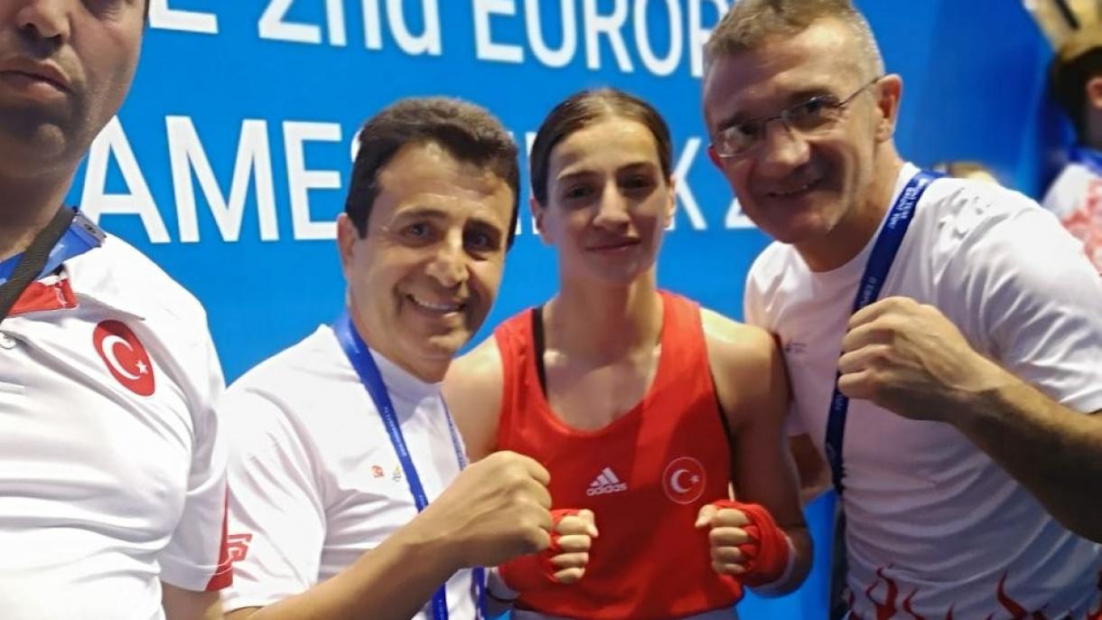 Boxe : la Turque Buse Naz Çakıroğlu remporte l'or dans la ...