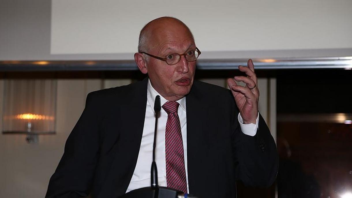 Günter Verheugen: "Turquía no debe dar crédito a los que desean el cierre de la puerta de la UE"