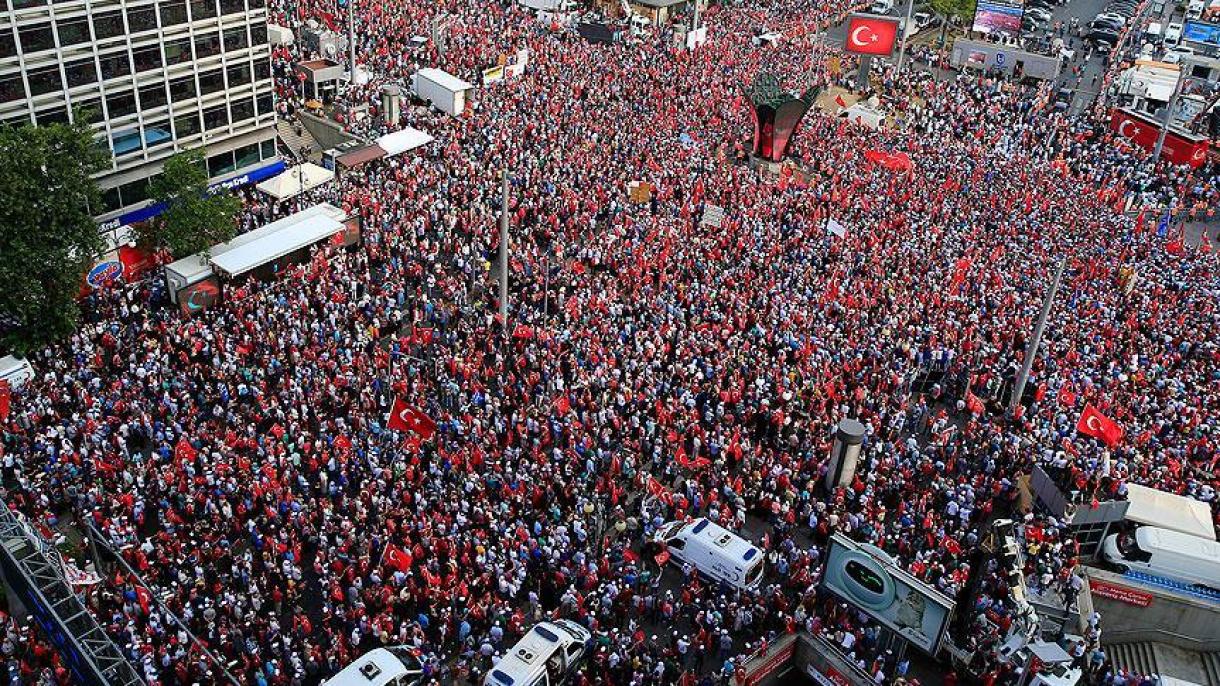 土耳其全国各地举行民主集会谴责政变图谋
