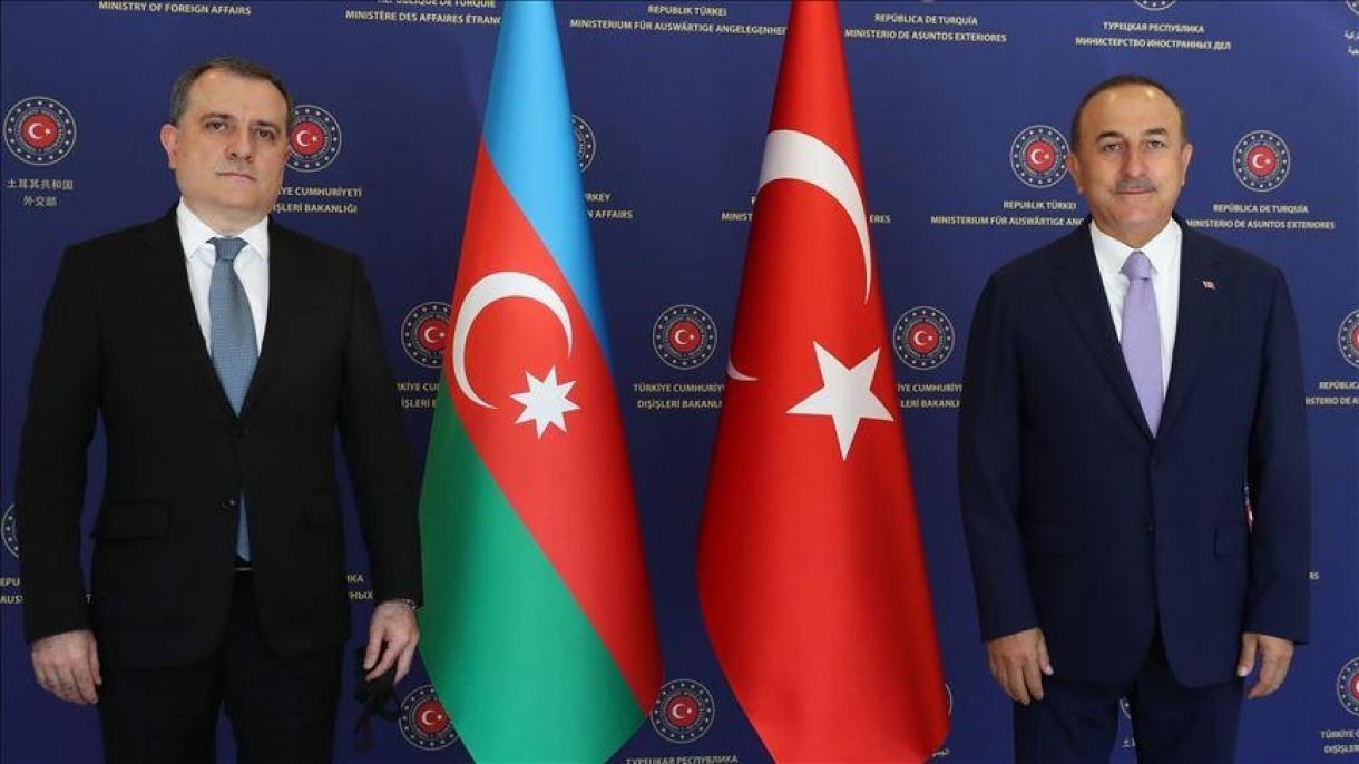 Il ministro Cavusoglu parla al telefono con il suo omologo azerbaigiano Bayramov