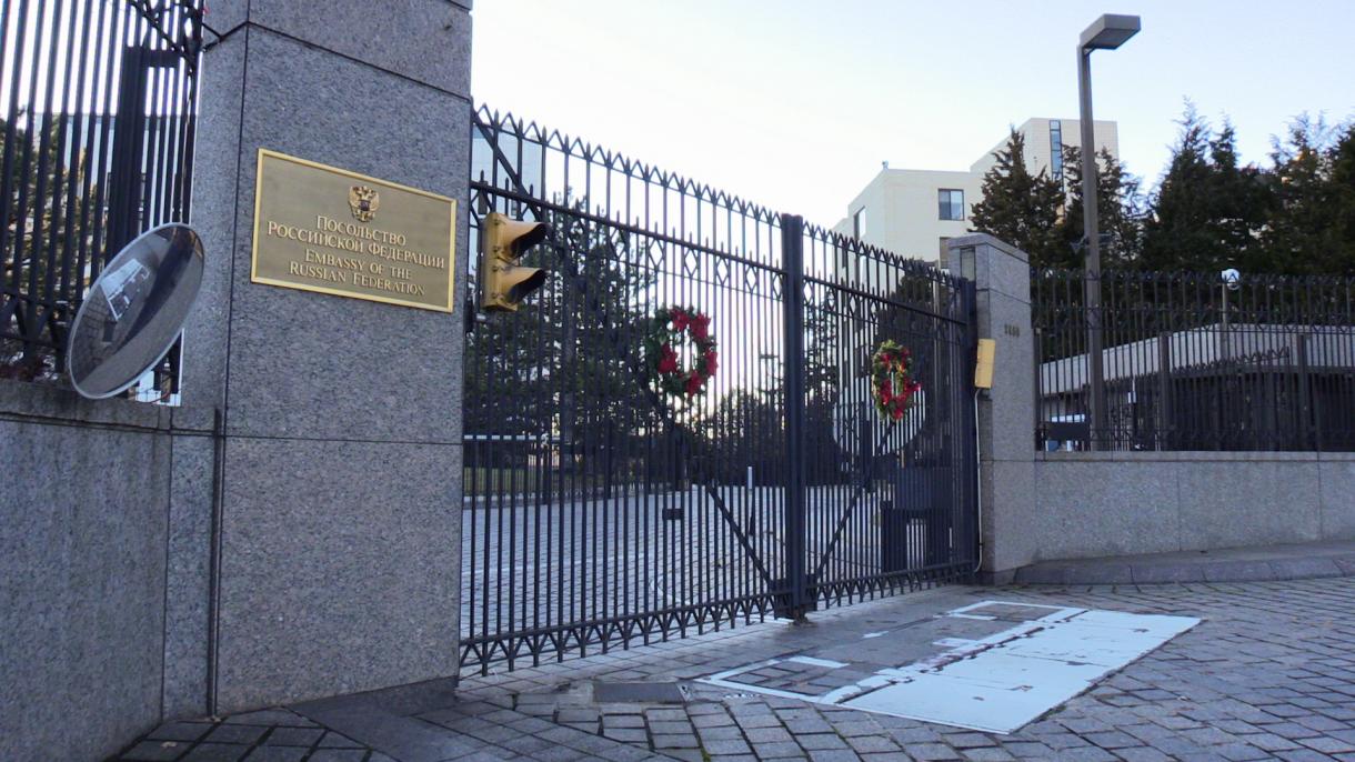 Los 35 diplomáticos rusos abandonan los EEUU con sus familias
