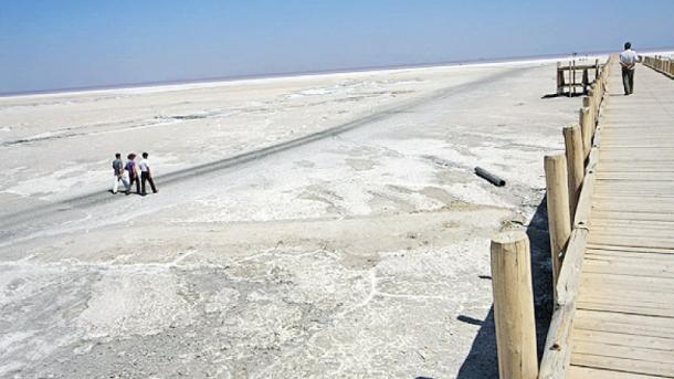 طبق پیش‌بینی‌ها دریاچه ارومیه تا آخر تابستان کاملا خشک می‌شود