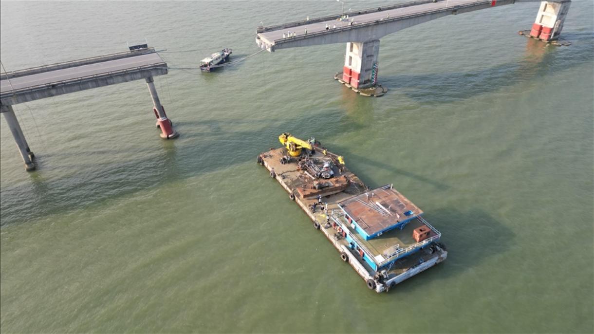 برخورد کشتی باری با ستون‌های پل در چین