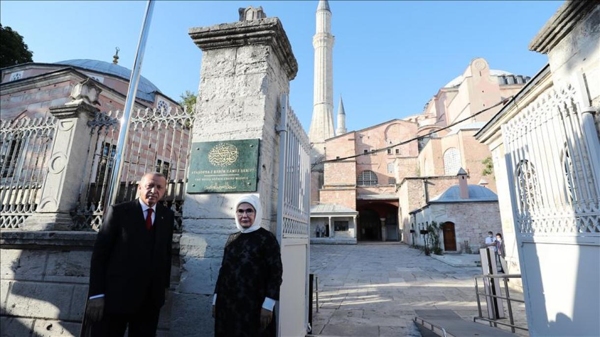 رئیس جمهور تورکیه تابلوی «ایاصوفیه کبیر٬ مسجد شریف» را رونمایی کرد