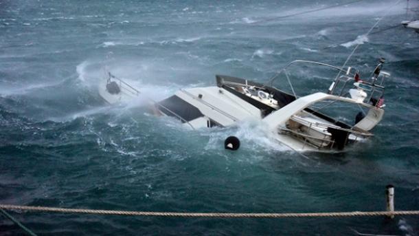 وقوع طوفان در چین باعث واژگونی 2 قایق شد