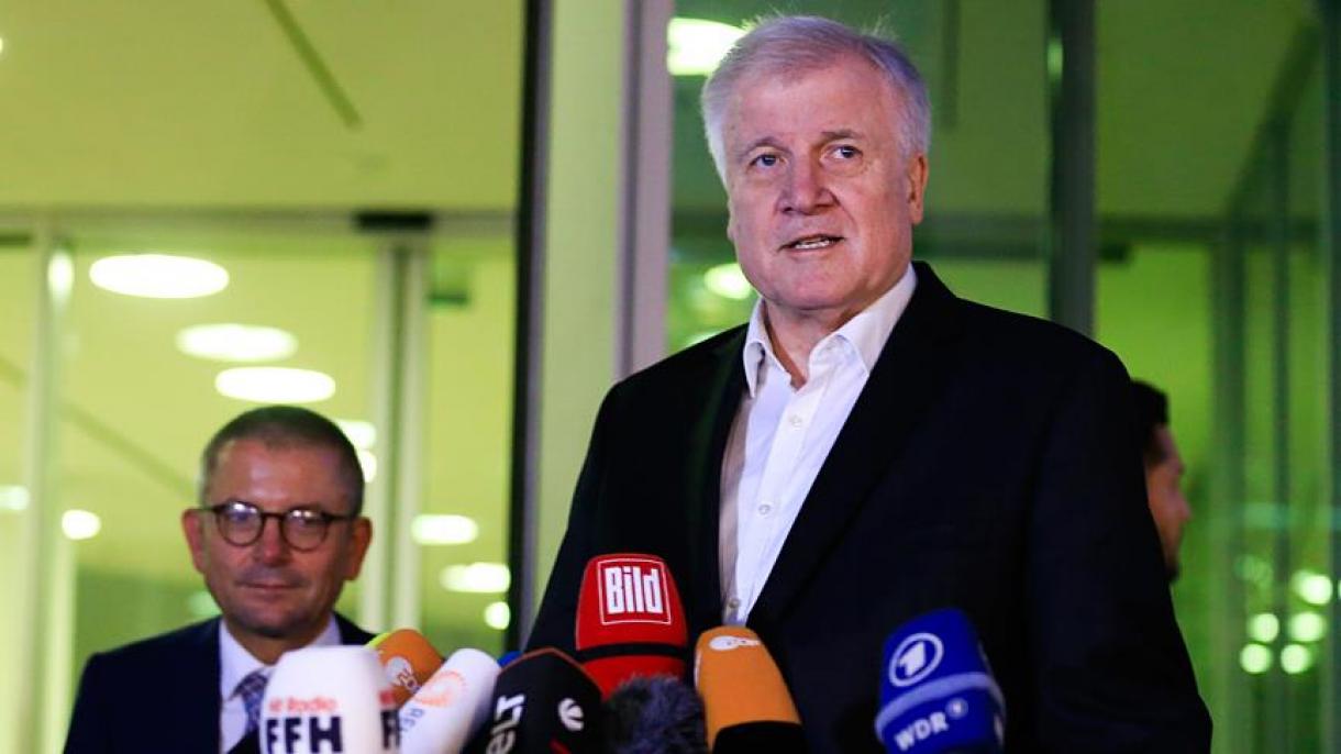 Seehofer  német belügyminiszter: a két párt megállapodott menekültügyi vitájuk lezárásáról