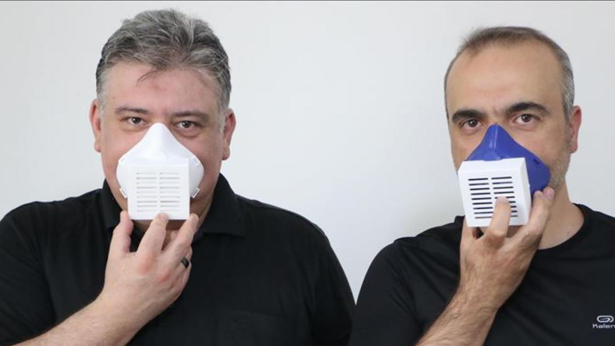 Membros de uma universidade turca produzem uma máscara eletrônica contra vírus e germes