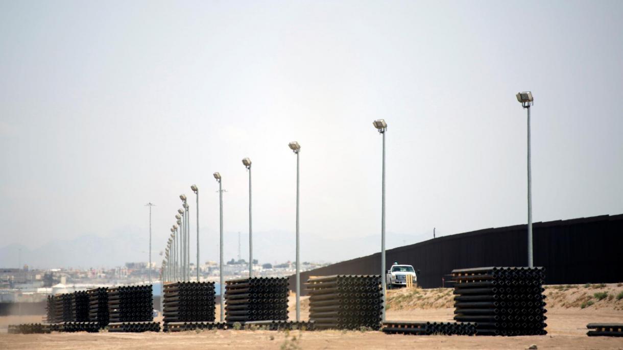 Texas construye su propio muro en la frontera con México