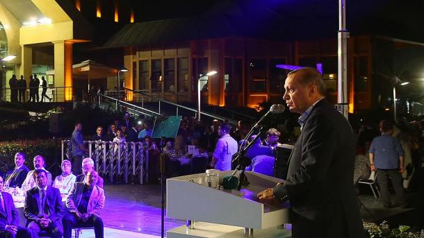 Erdogan: "L'abbondanza aumenta con la condivisione"