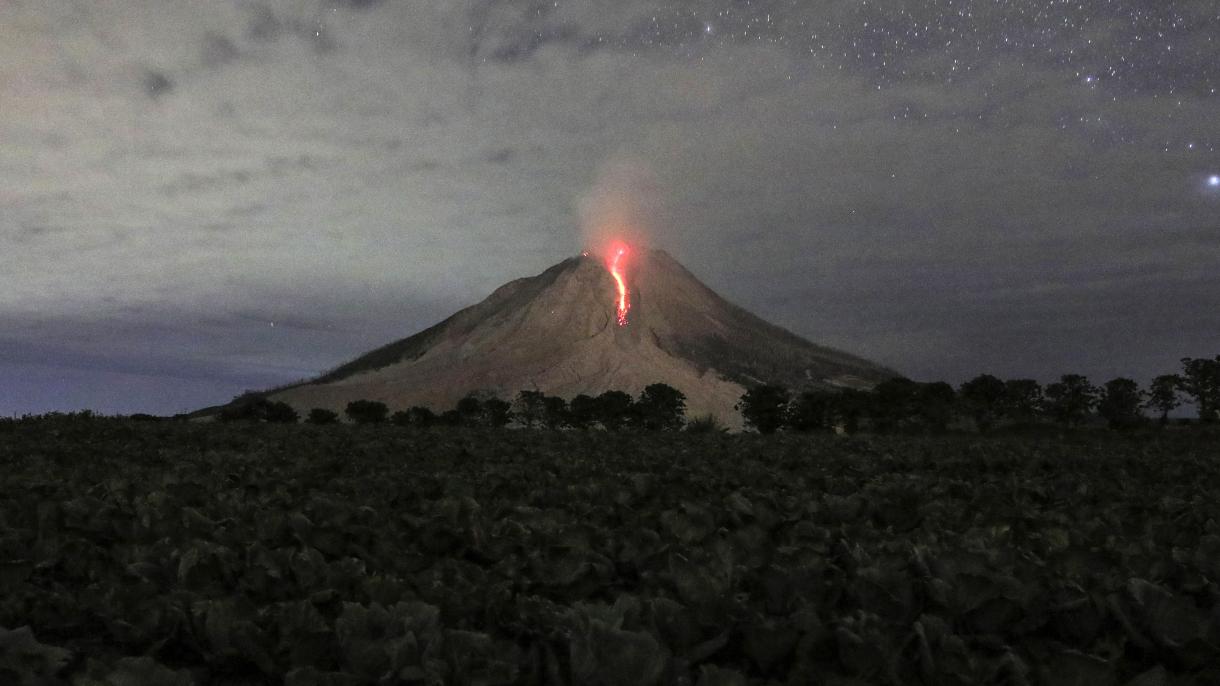 El volcán Sinabung expulsa una nube de ceniza de 2.000 metros