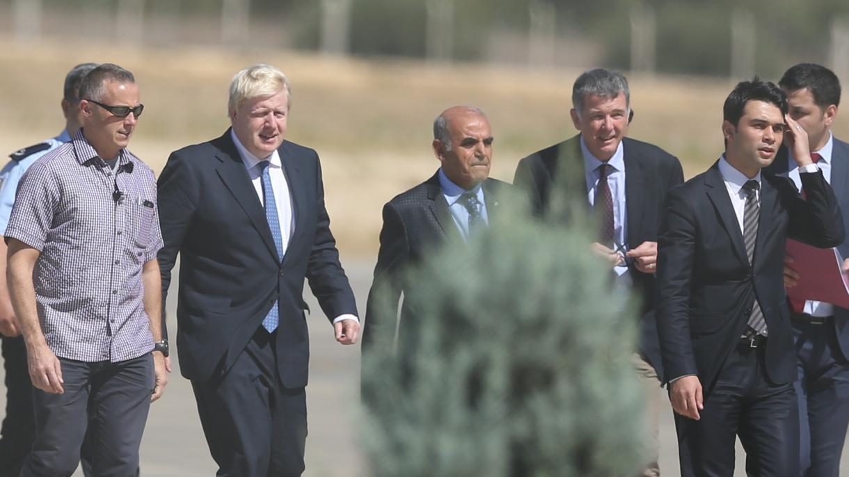 A visita do ministro Johnson aos imigrantes em Gaziantep