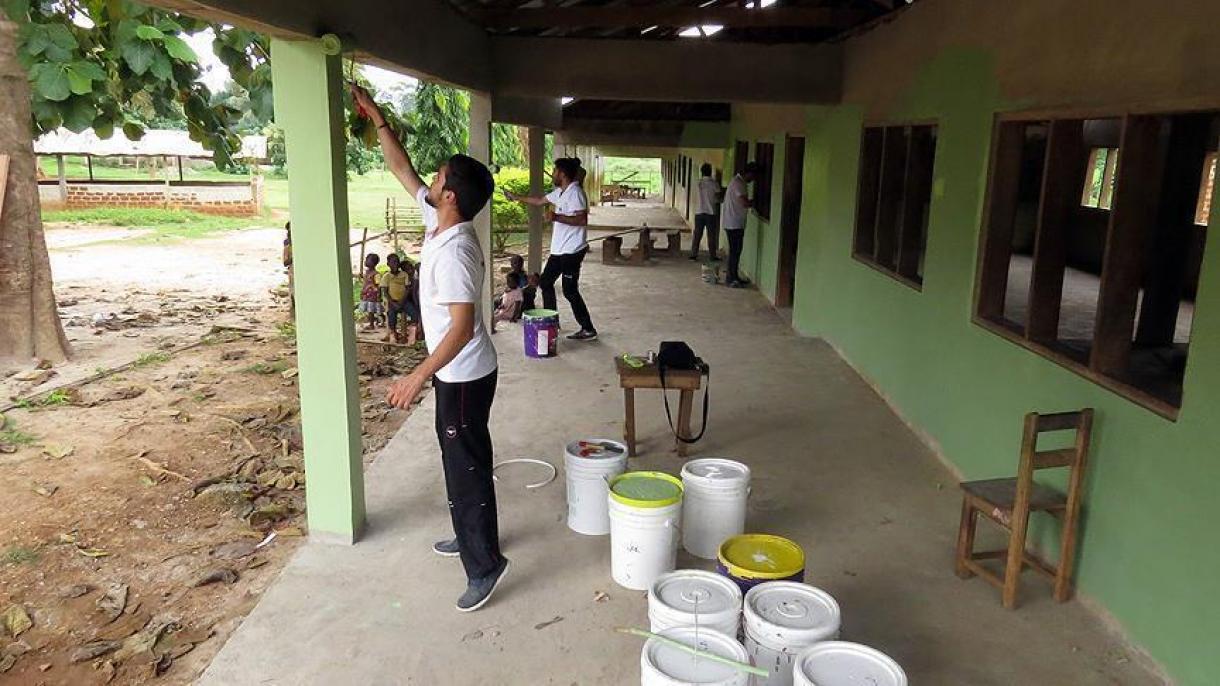 Estudantes turcos renovam escolas em Gana