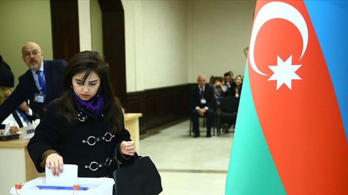 阿塞拜疆人前往投票站选出新一届议员