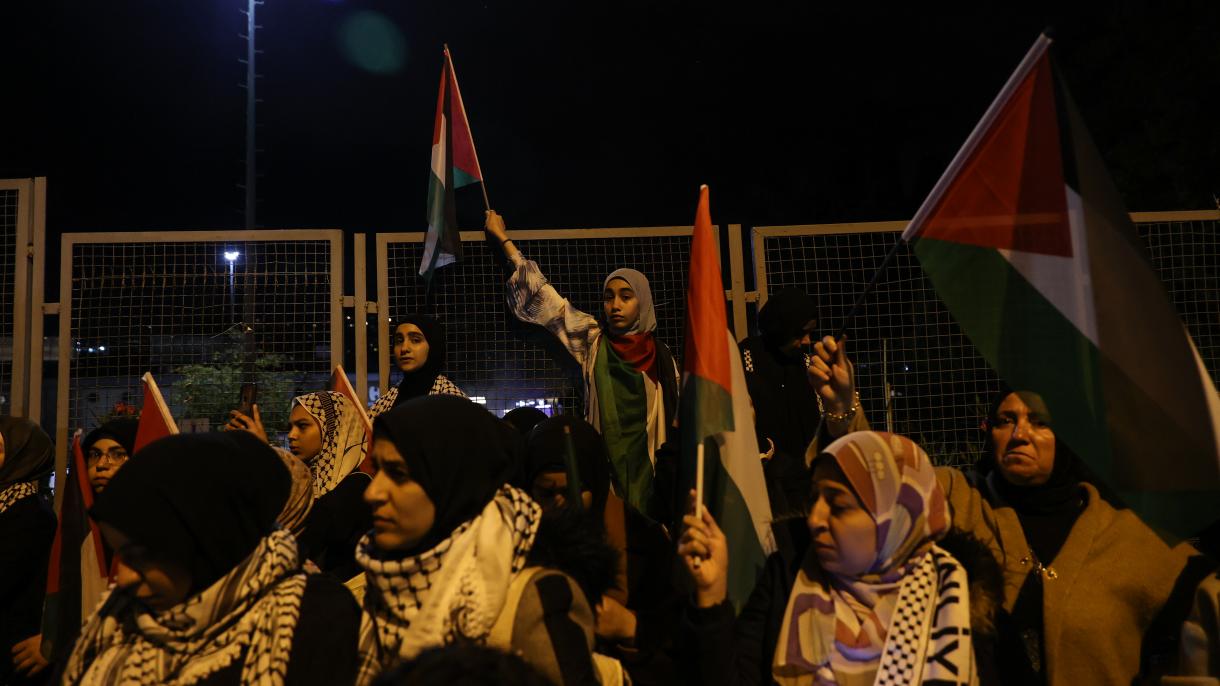 تجمع گروه معترض به حملات اسرائیل در مقابل کنسول‌گری آمریکا در استانبول