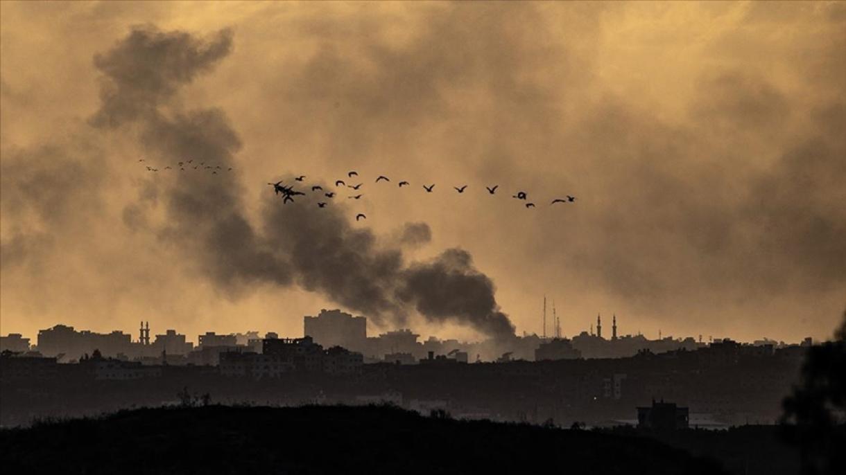 جان باختن سه آواره فلسطینی بر اثر حمله اسرائیل در مقابل مرکز هلال احمر فلسطین در غزه