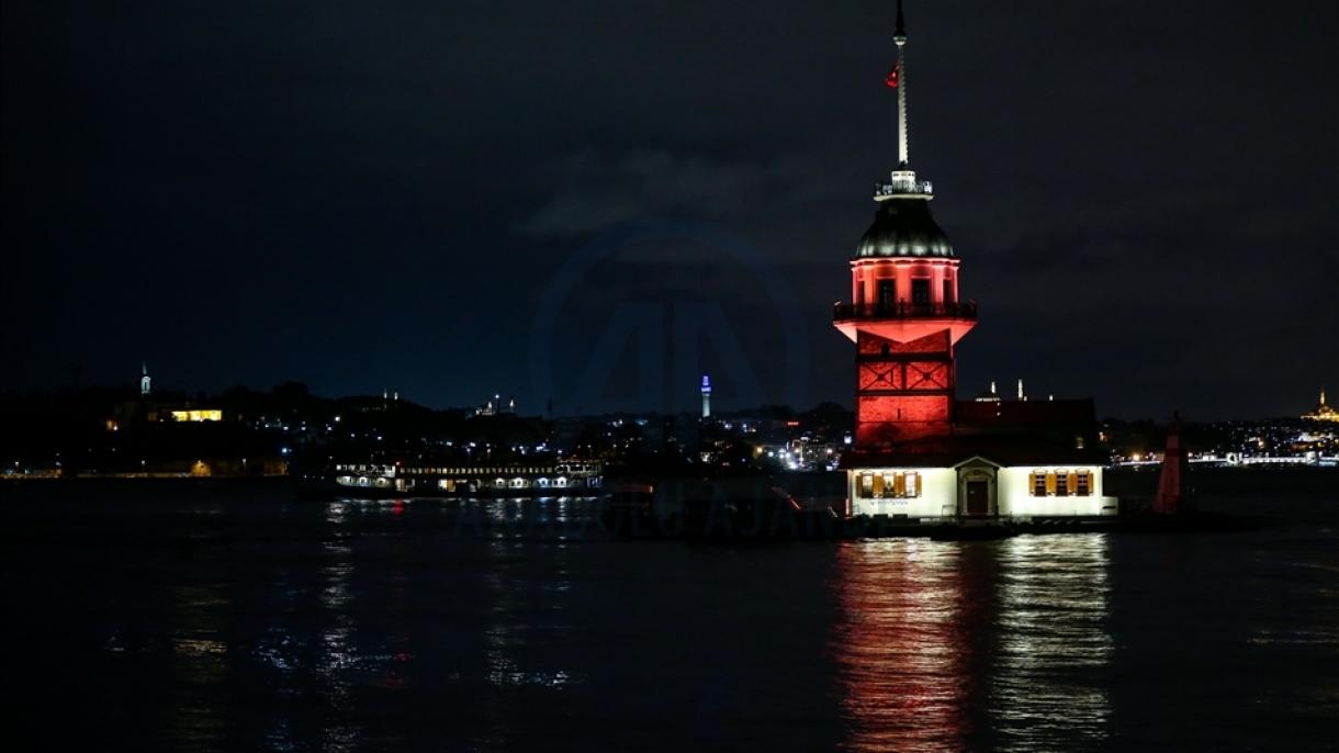 伊斯坦布尔地标被橙色灯光照亮