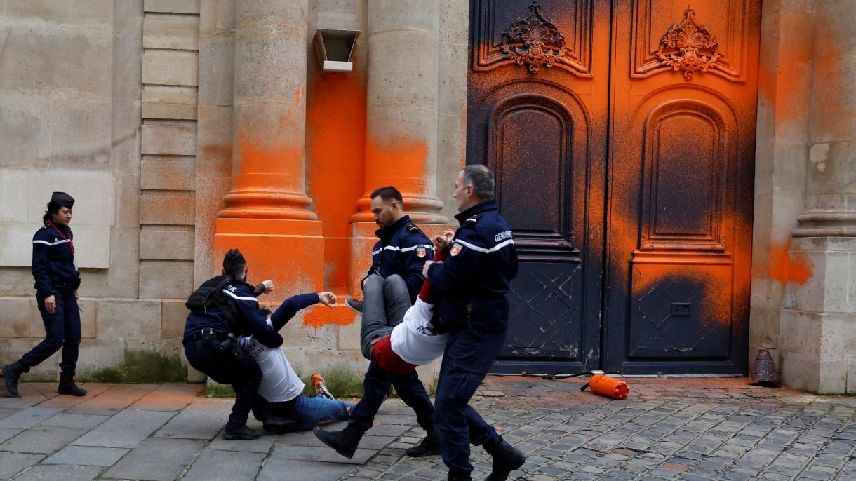 اعتراض فعالان اقلیمی در فرانسه با رنگ نارنجی