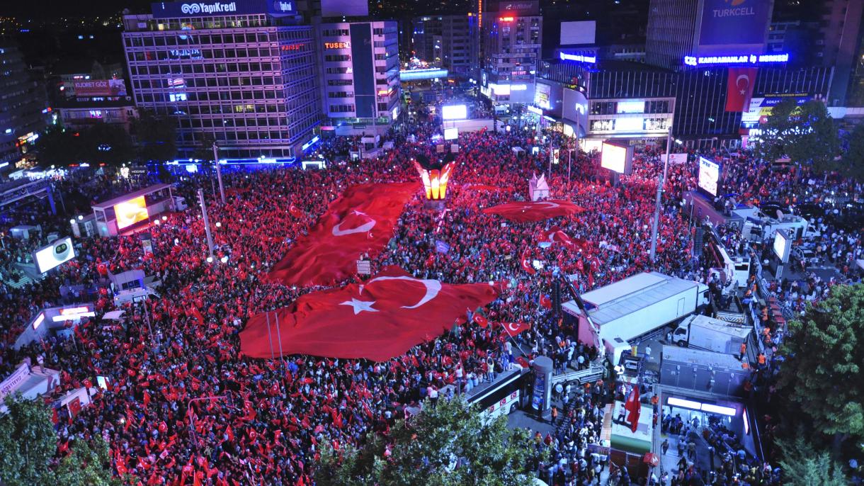 Türkiyə xalqı demokratiyanı qorumaqda davam edir