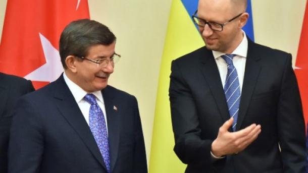 Davutoglu se encontra com presidente da Ucrânia