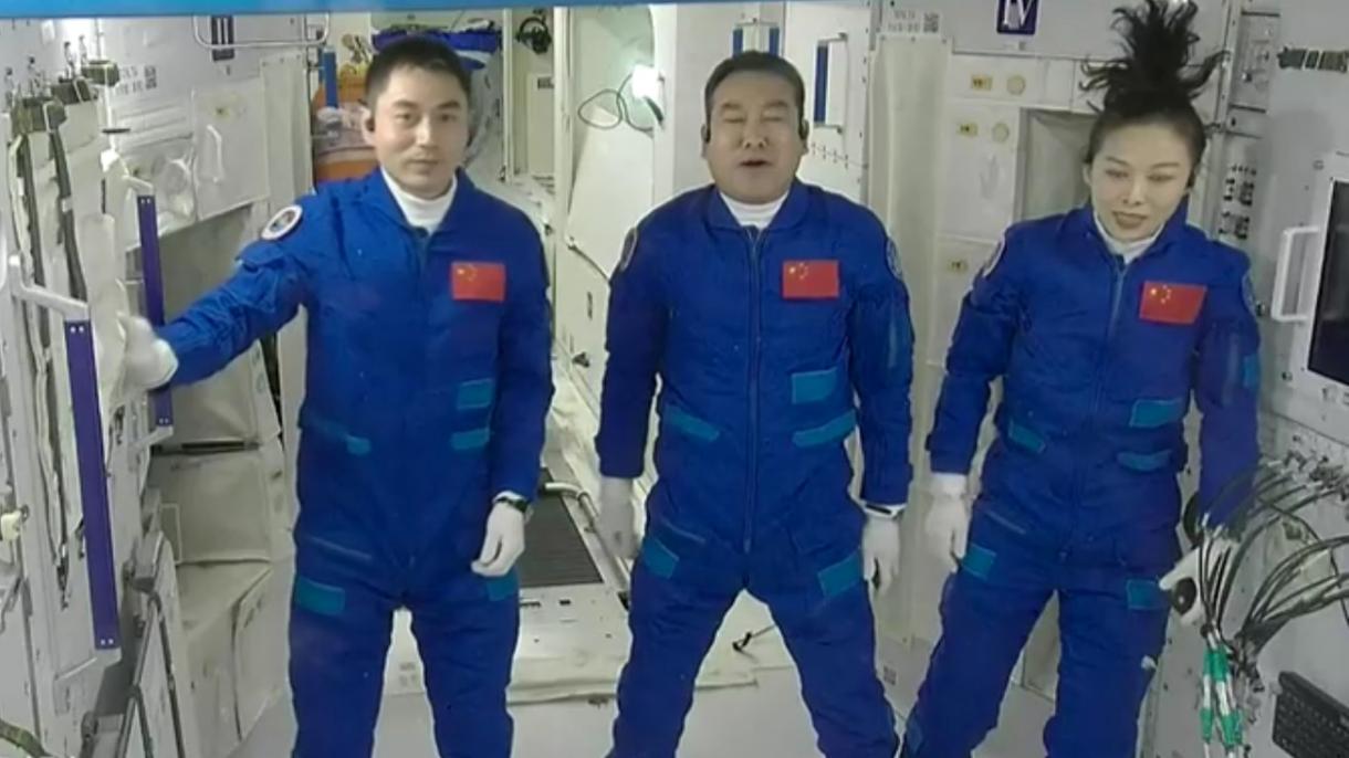 中国第二个飞行乘组进入空间站开始执行任务