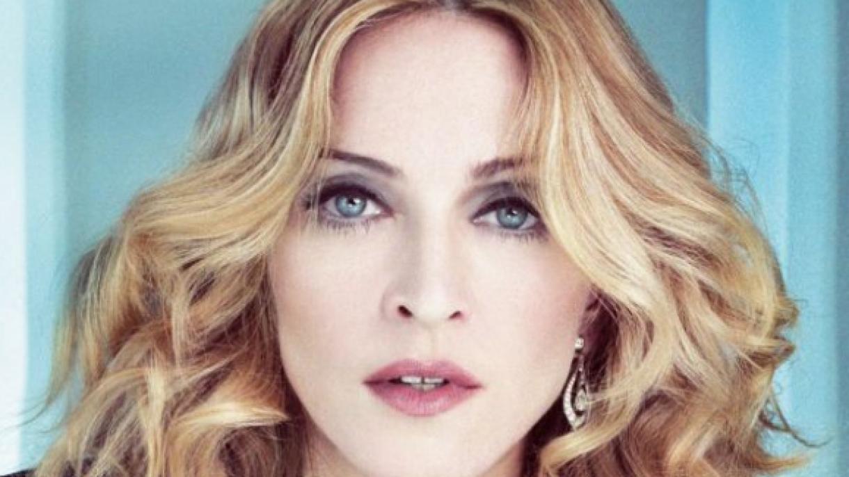 Madonna visita favela do Rio de Janeiro dois dias após a morte de uma turista espanhola
