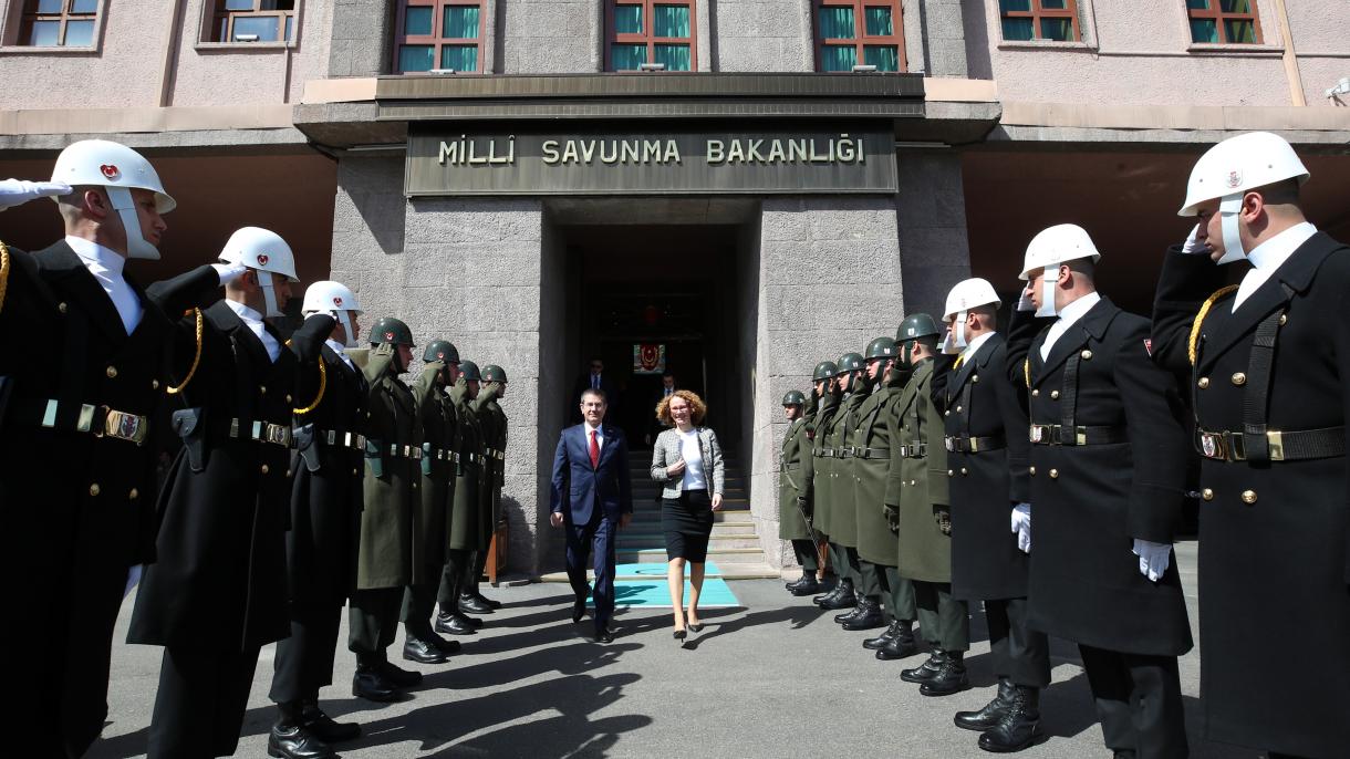 Ministra de Defensa de Macedonia fue recibida por Nurettin Canikli