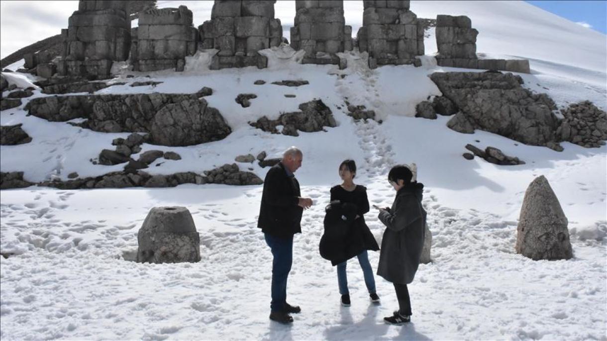 استقبال گردشگران کره‌جنوبی از منطقه تاریخی کوه نمرود ترکیه