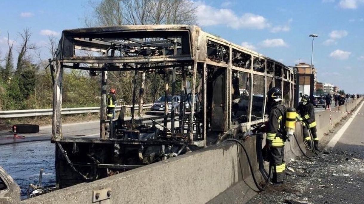 Felgyújtott egy iskolabuszt a jármű vezetője Olaszországban