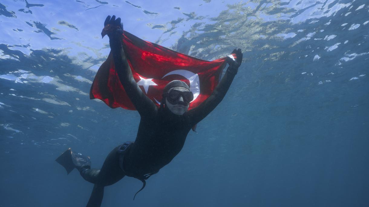 A világ leghidegebb vizeibe merült le a török sportolónő