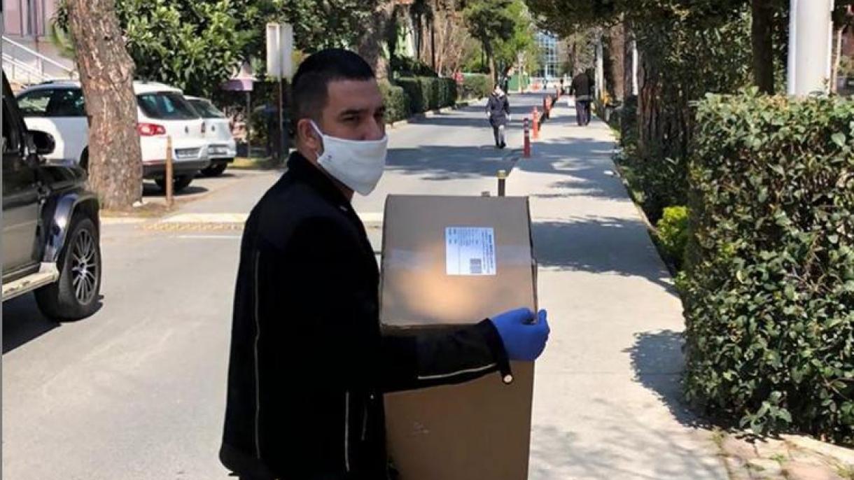 O jogador de futebol Arda Turan distribuiu a primeira parte de 100.000 máscaras que ele prometeu