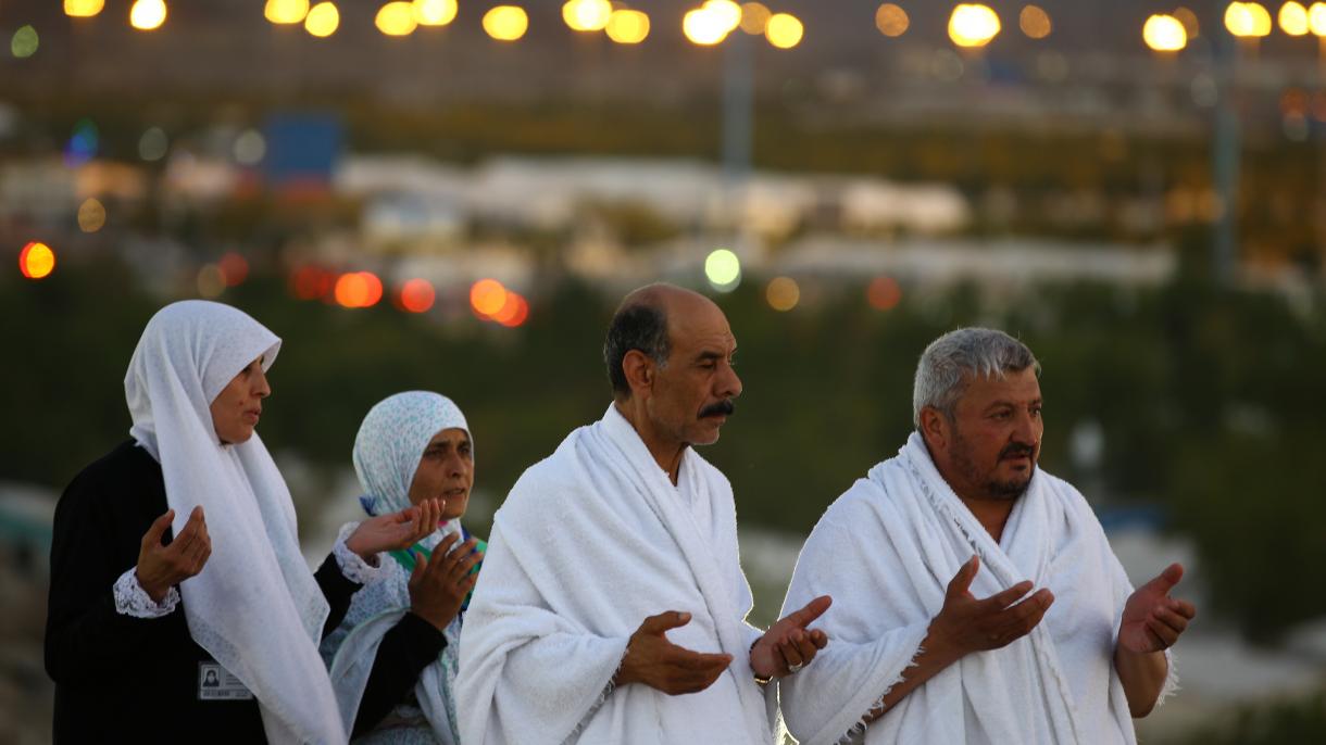 türk hacı adayları arafat'ta.jpg