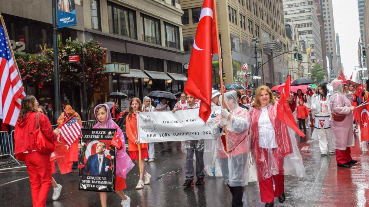 Las calles famosas de Manhattan se tiñen rojo y blanco por el 40° Desfile Tradicional del Día Turco