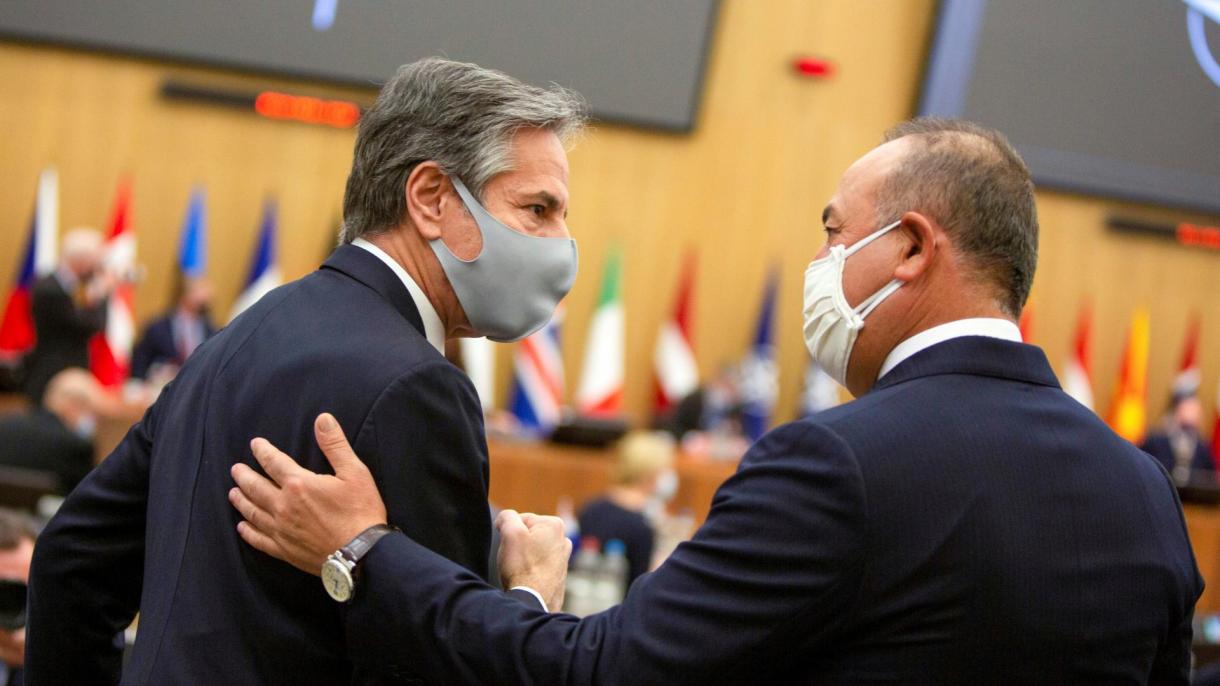 Çavuşoğlu y Blinken se reúnen por primera vez cara a cara en la reunión de la OTAN