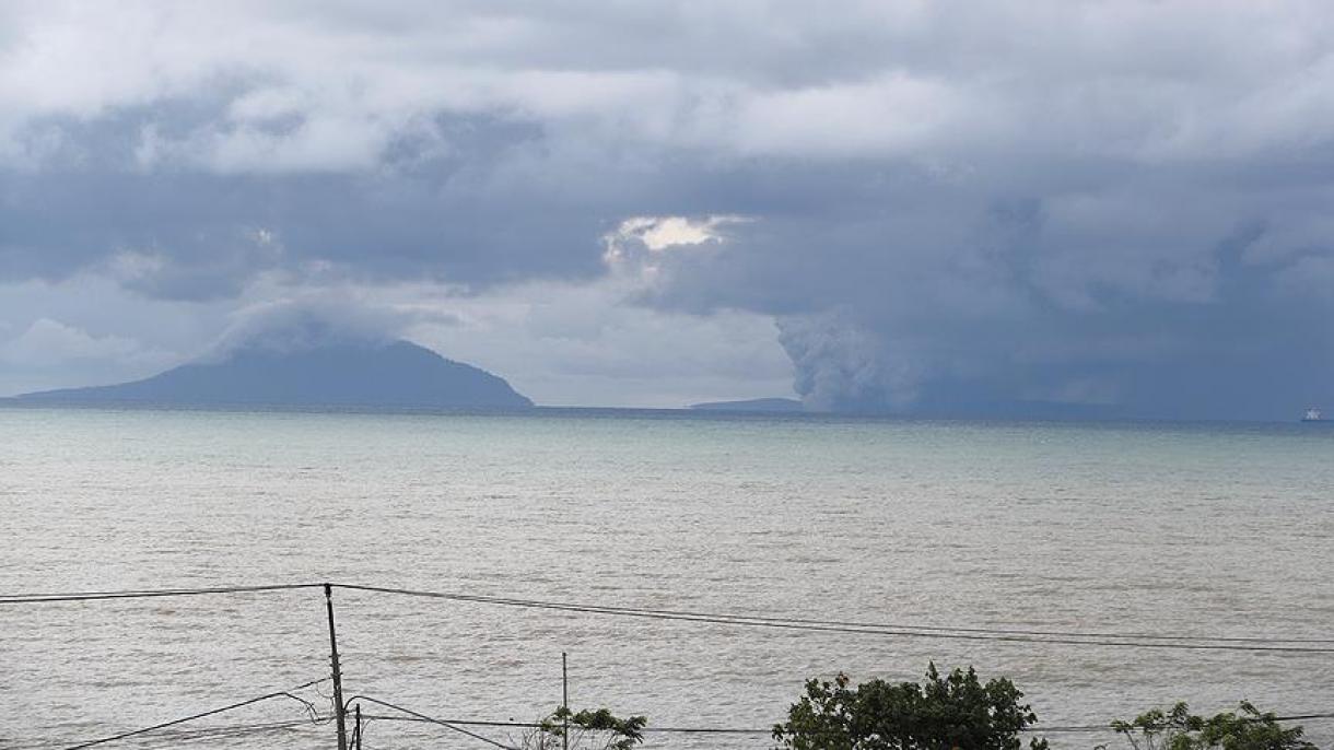 Hamufelhőket lövell az Anak Krakatau, emelték a riasztás szintjét