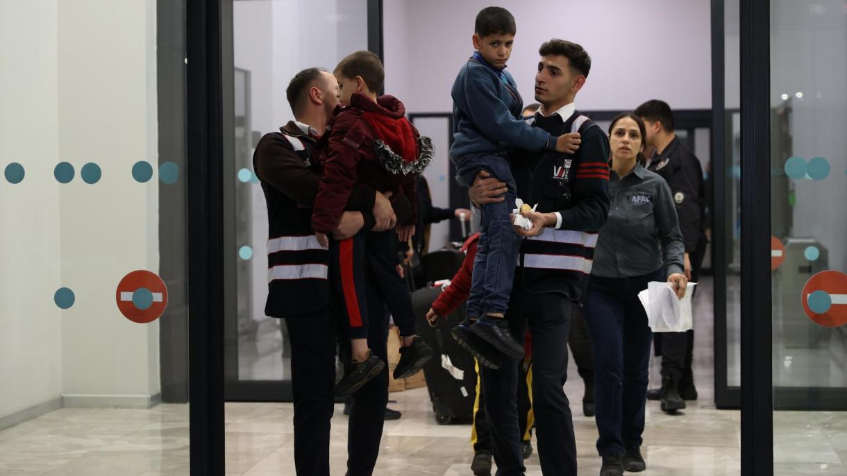 Gazadan ewakuasiýa edilen türkler Stambula getirildi
